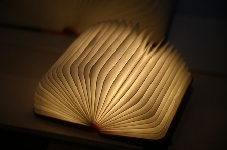 Livre ouvert dont les pages sont illuminées