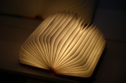 Livre ouvert dont les pages sont illuminées