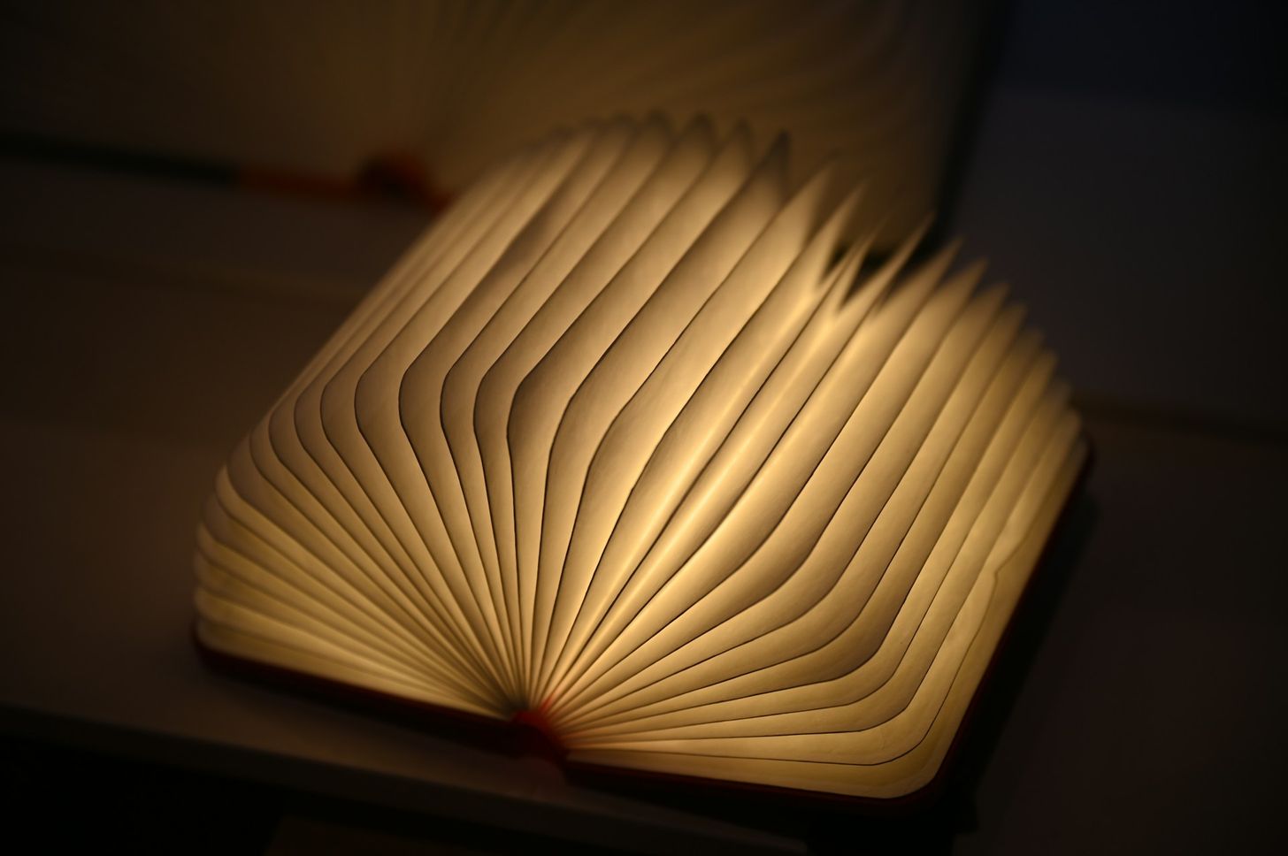 Livre ouvert dont les pages sont illuminées
