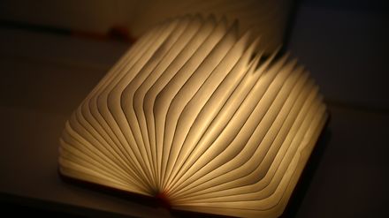 Livre ouvert dont les pages sont illuminées