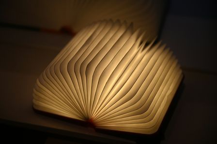 Livre ouvert dont les pages sont illuminées