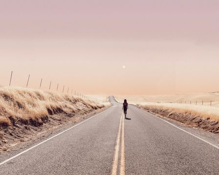 Femme marchant sur une route en bord de mer dans une paisible atmosphère