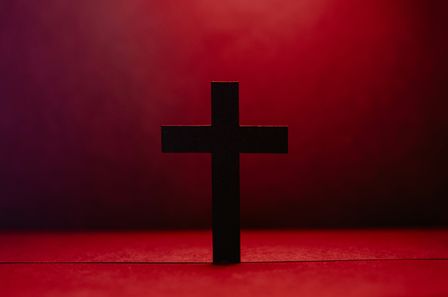Croix sombre sur fond rouge sang