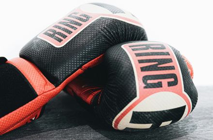 Gants de boxe posés sur le sol