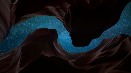 Vue d'un Ciel étoilé depuis le fond d'un canyon, la vue formant une sorte de rivière d'étoiles