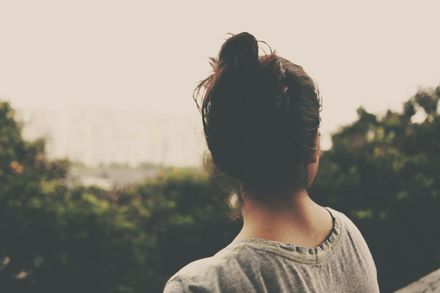 Femme regardant au loin