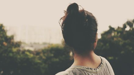 Femme regardant au loin