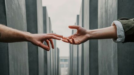Deux mains se touchant du bout du doigt