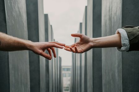 Deux mains se touchant du bout du doigt