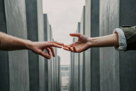 Deux mains se touchant du bout du doigt