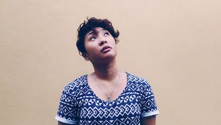 Femme qui regarde au ciel