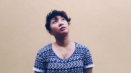 Femme qui regarde au ciel